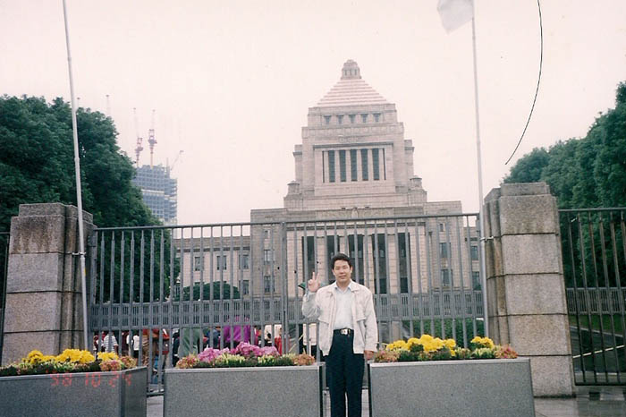 1998年在日本學習期間參觀日本國會