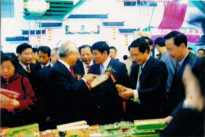 2006年第三屆農博會期間本公司產品受到全國政協副主席張思卿和湖北省常務副省長李憲生等領導的高度評價