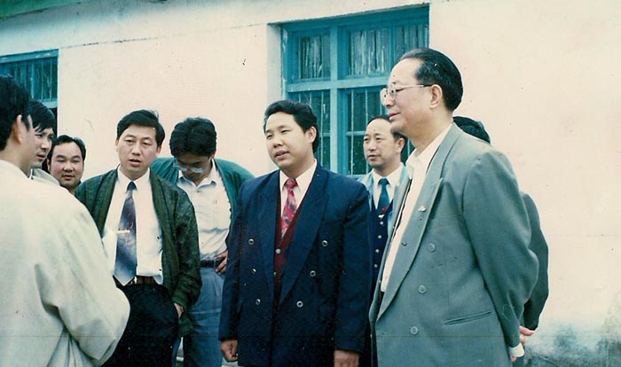 1995年原荊州地委書記柯余雙陪同湖北省團省委書記江仁洪到客店葛粉廠考察葛粉生產