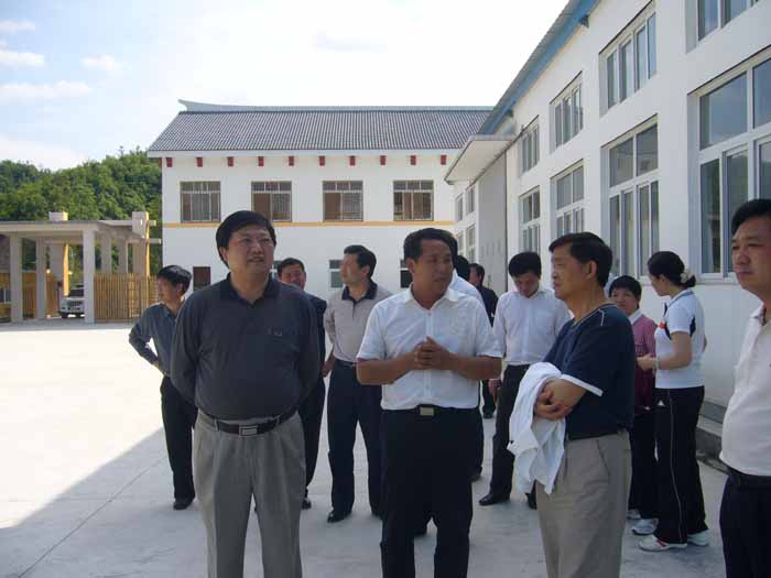 2009年5月23日省委副書(shū)記黃遠(yuǎn)志在荊門市委書(shū)記傅德輝和鐘祥市委書(shū)記田文彪的陪同下視察本公司