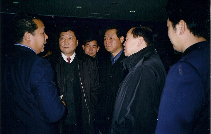 2002年3月原武漢市市長周濟帶領相關部門領導考察武漢公司葛粉生產情況并聽取總經理邵仙墻的匯報