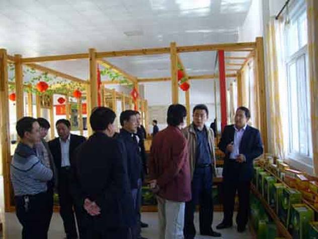 2011年荊門市副市長(zhǎng)胡道銀和鐘祥市副市長(zhǎng)李永志來(lái)公司視察