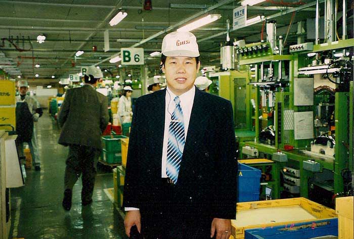 1998年公司總經理邵仙墻被共青團中央選派赴日本學習期間參觀日立公司