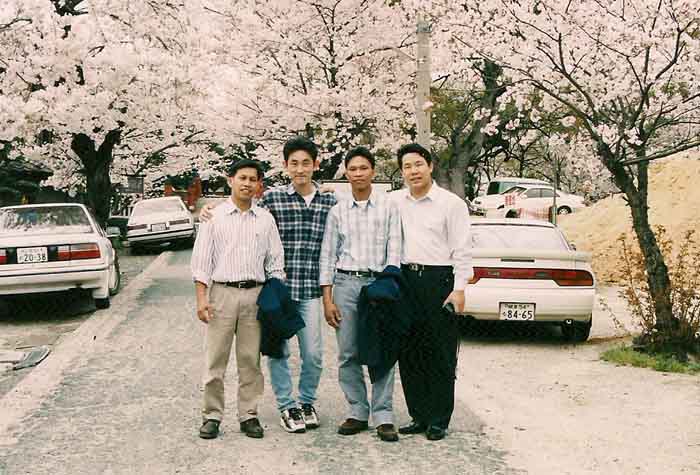1998年公司總經理邵仙墻在日本學習期間與菲律賓朋友賞櫻花