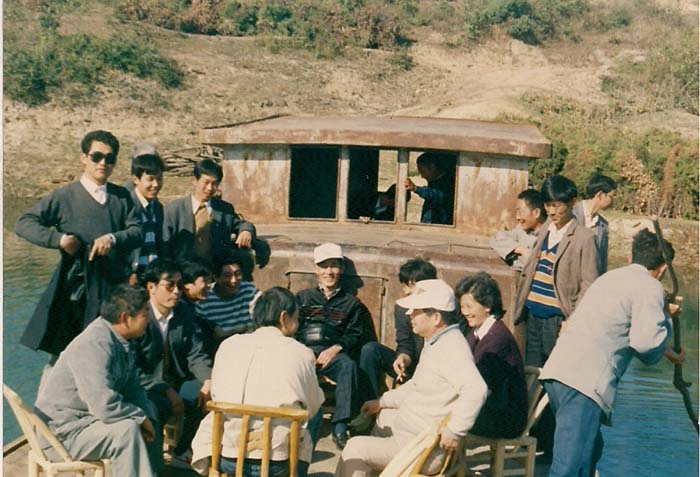 1989年10月日本客商前中先生一行在湖北省，鐘祥縣各級領導的陪同下乘船到溫峽水庫考察野葛資源